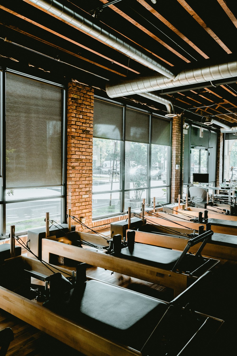 Pilates reformer-maskiner i et studio